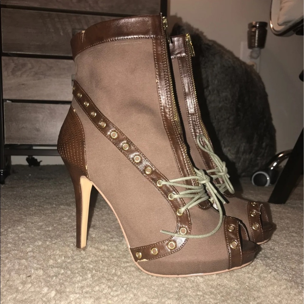 Chic Jasmine Zippered Heels